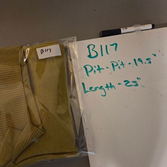 Tahari Women's Crewneck100% Extrafine Merino Wool Sweater in Olive Green Size M - Picture 8 of 8